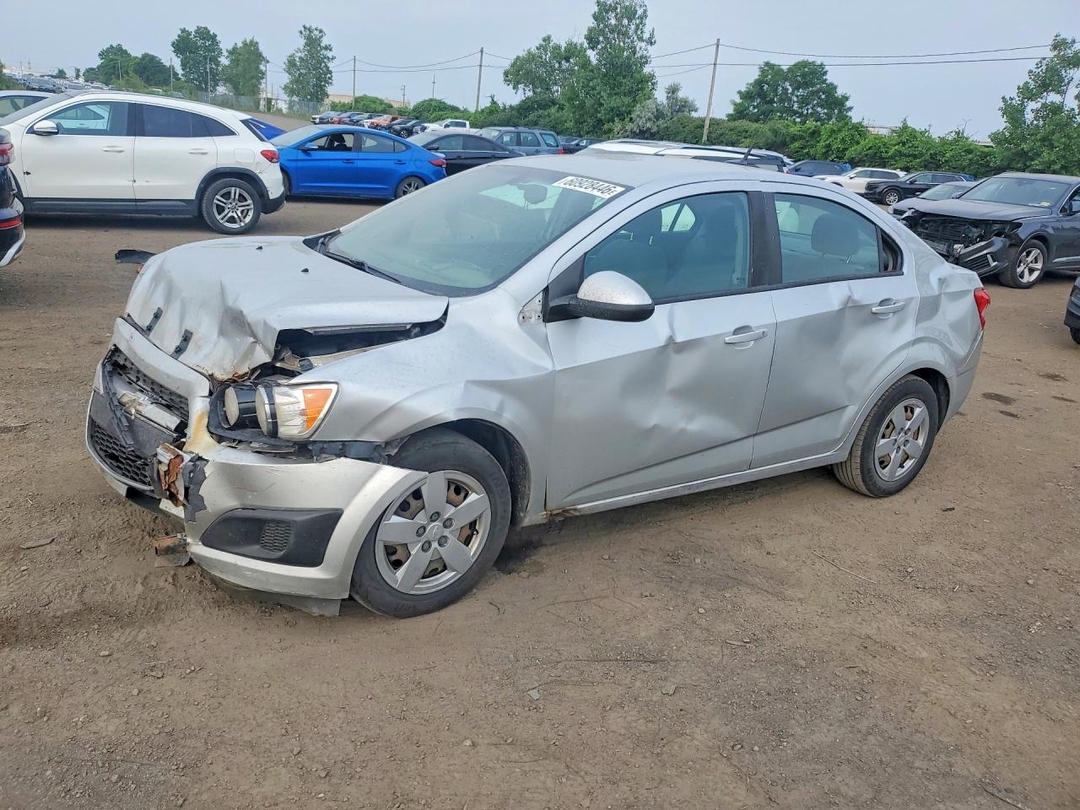 منظر 2014 CHEVROLET SONIC LS، زاوية 1