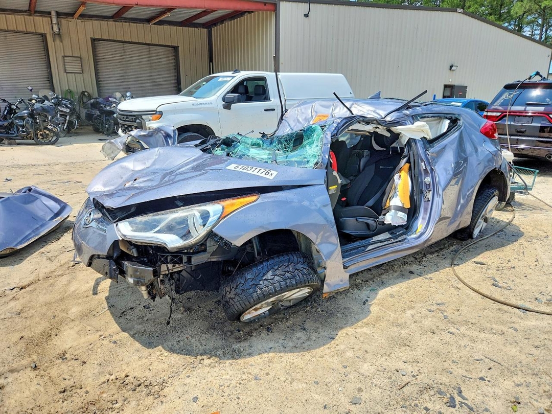 Вид 2017 HYUNDAI VELOSTER BASE, угол 1