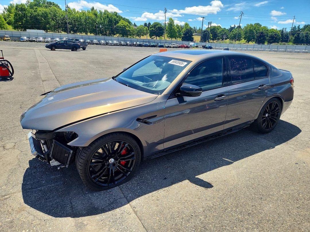 Вид 2022 BMW M5, угол 1
