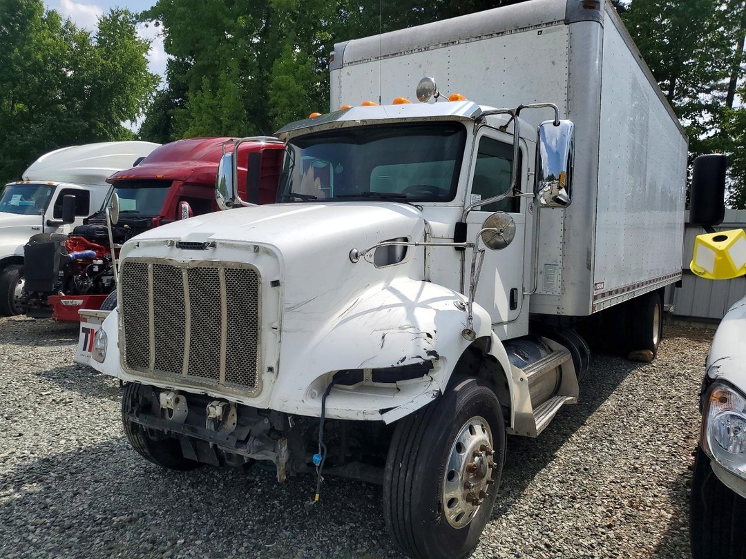 منظر 2016 PETERBILT 337 BOX TRUCK، زاوية 1
