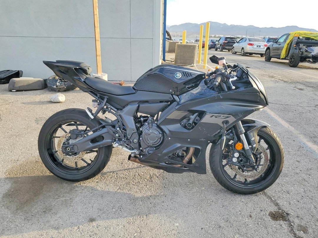 Vue de 2025 YAMAHA YZFR7, angle 1