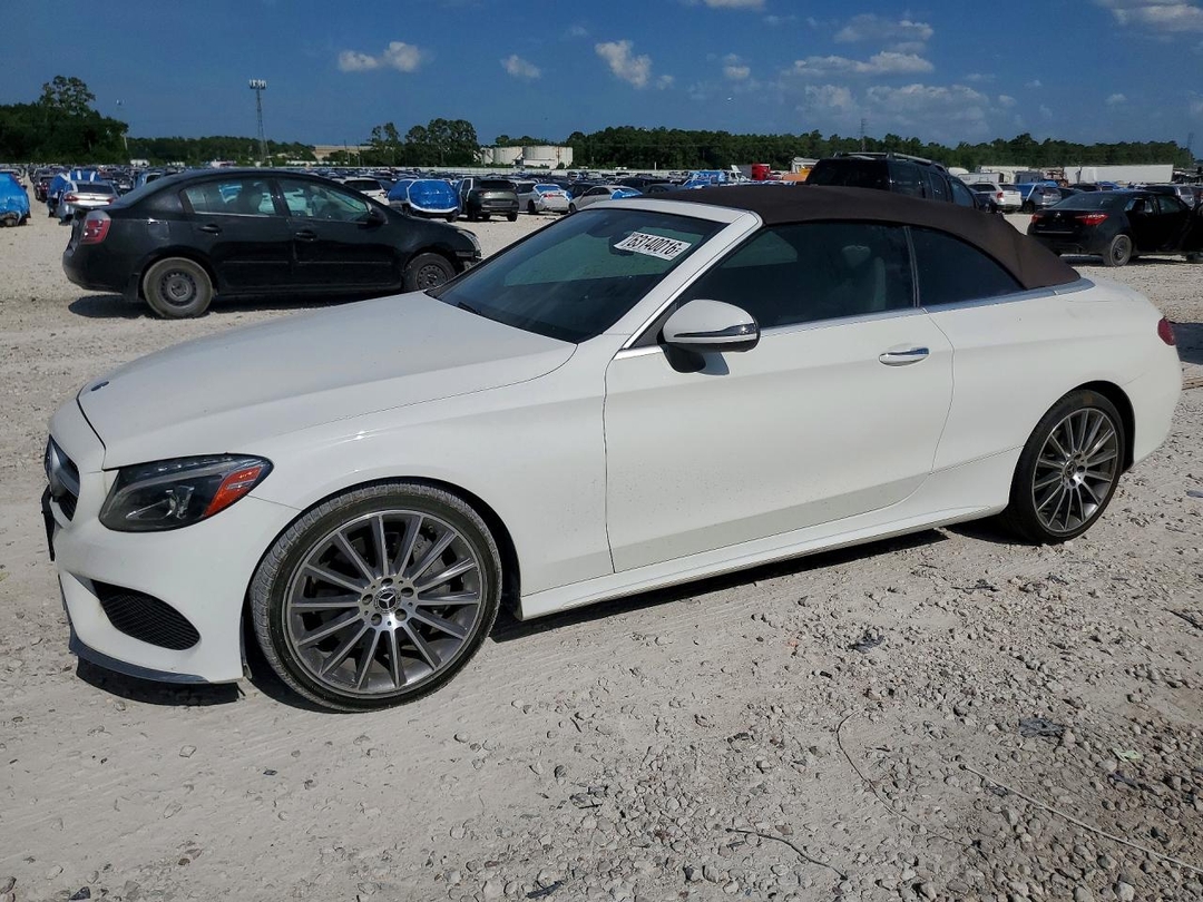 Vue de 2017 MERCEDES-BENZ C 300, angle 1
