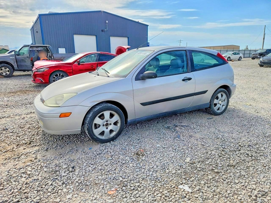 Vue de 2002 FORD FOCUS ZX3, angle 1