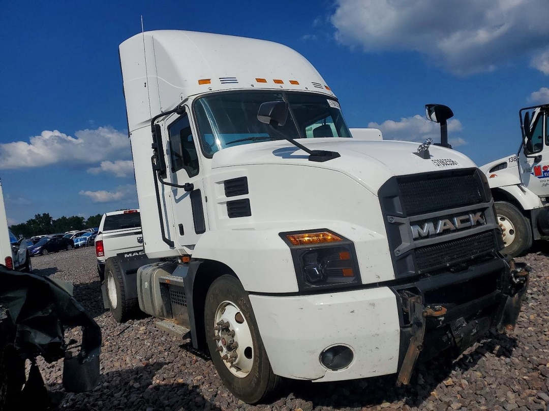 منظر 2021 MACK ANTHEM SEMI TRUCK، زاوية 1