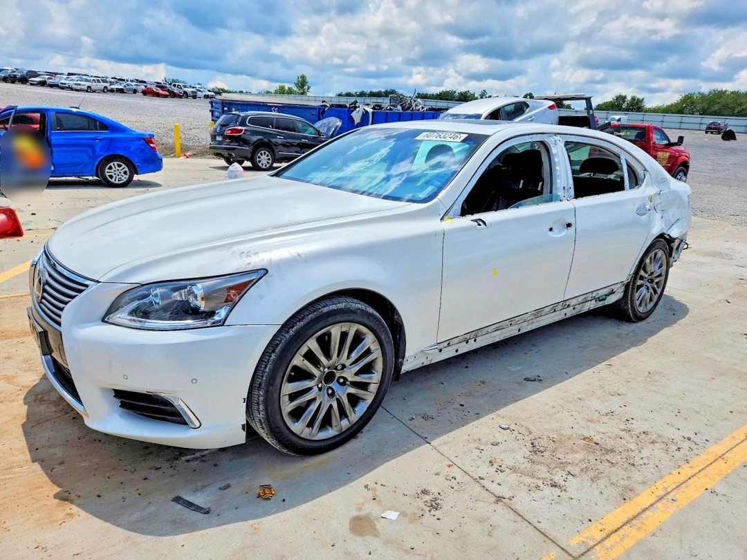 Вид 2013 LEXUS LS 460L, угол 1