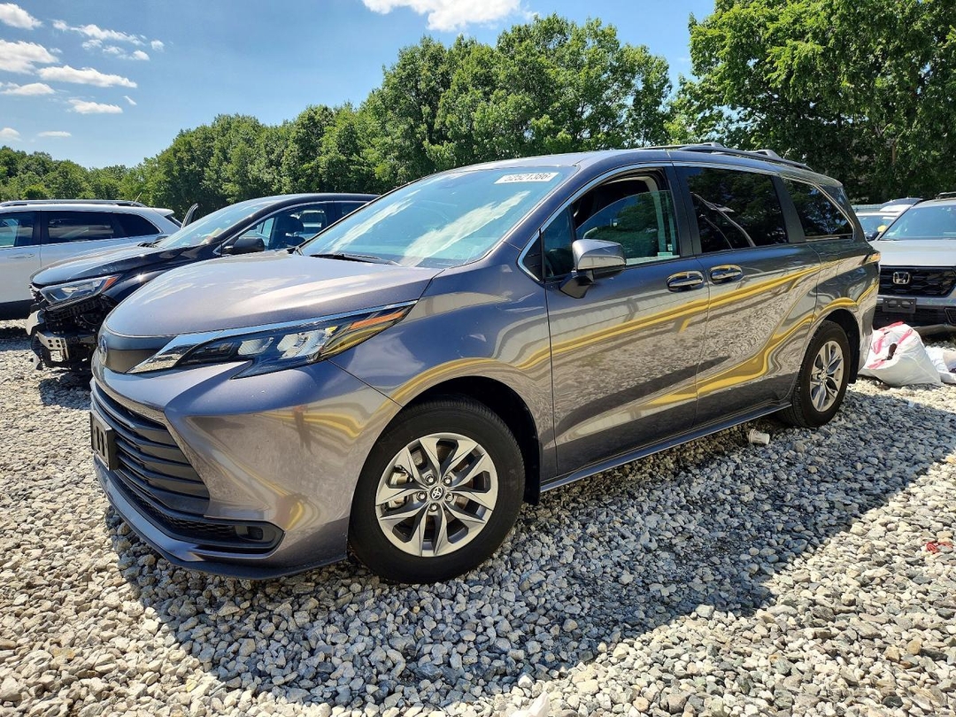 Vista de 2024 TOYOTA SIENNA LE, ángulo 1