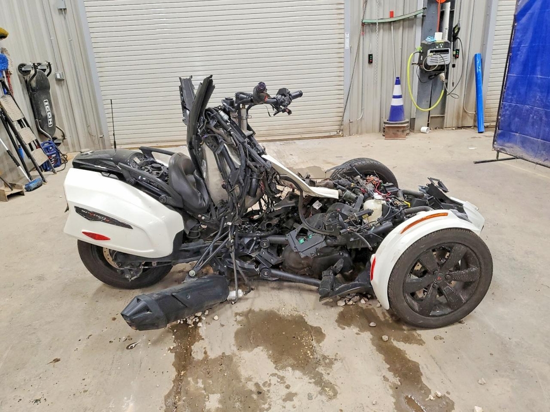 منظر 2021 CAN-AM SPYDER ROADSTER F3-T، زاوية 1