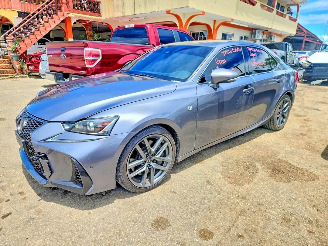 Vedere 2018 LEXUS IS 300, unghi 1