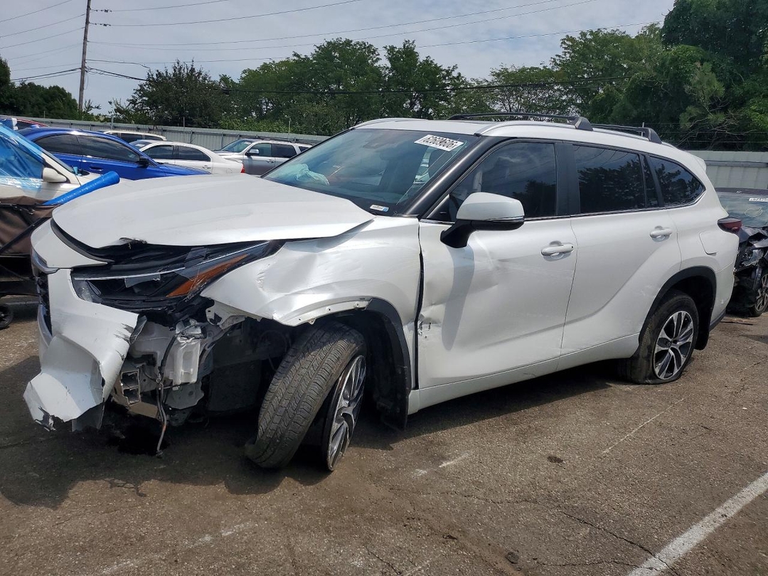 Вид 2024 TOYOTA HIGHLANDER XLE, угол 1