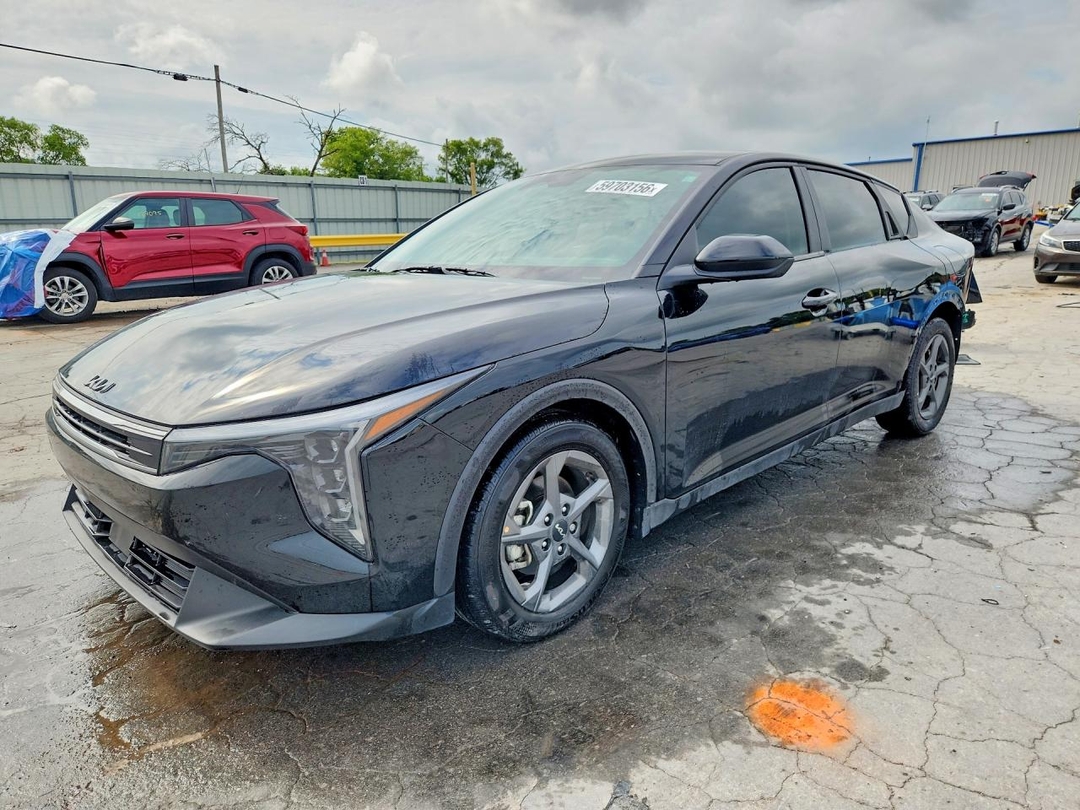 Vista de 2025 KIA K4 LXS, ángulo 1
