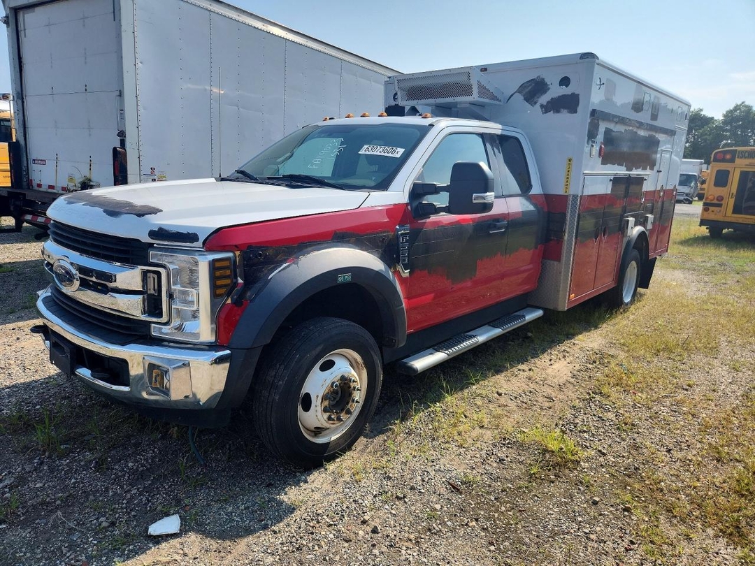 Vue de 2019 FORD F550 SUPER DUTY, angle 1