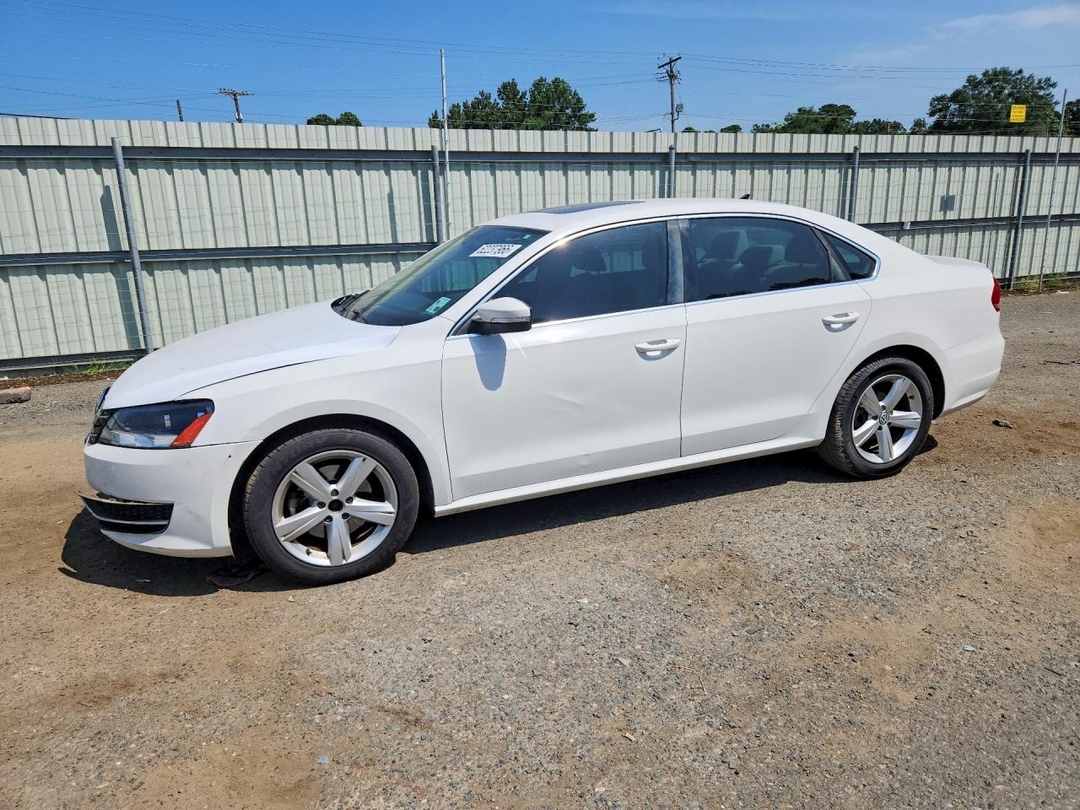 Вид 2013 VOLKSWAGEN PASSAT SE, угол 1