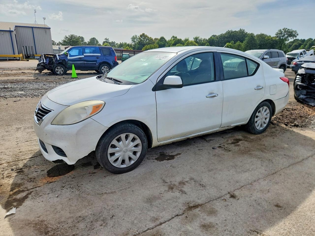 Vue de 2014 NISSAN VERSA 1.6 SV, angle 1