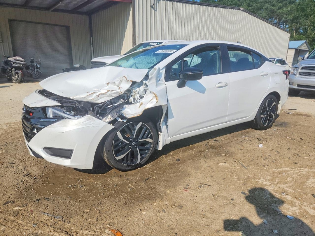 Vista de 2025 NISSAN VERSA SR, ángulo 1