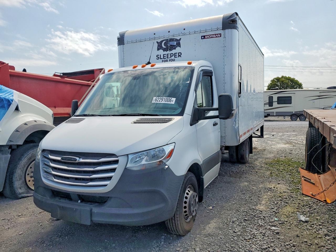 Вид 2021 FREIGHTLINER SPRINTER BOX TRUCK, угол 1