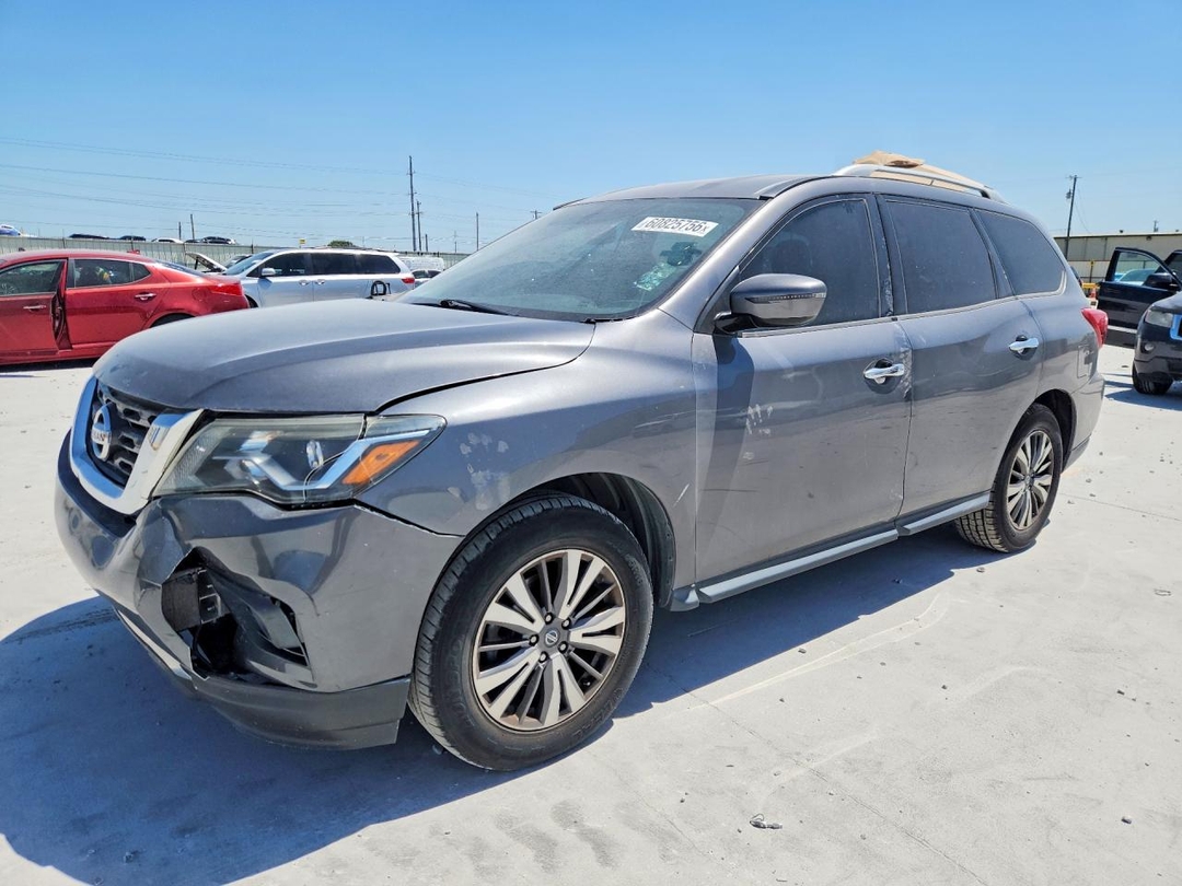 Vue de 2017 NISSAN PATHFINDER SV, angle 1