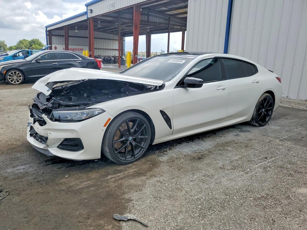 Vue de 2024 BMW M850XI, angle 1