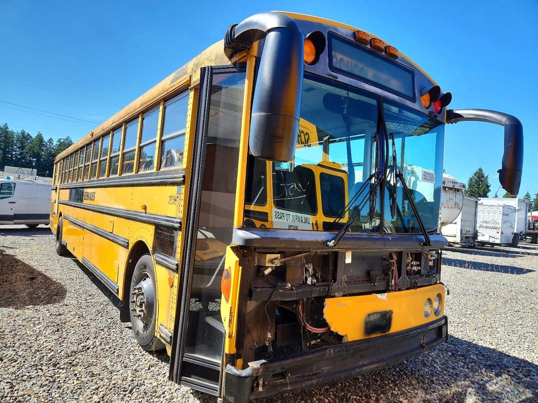 منظر 2004 THOMAS SAF-T-LINER C2 - SCHOOL BUS، زاوية 1