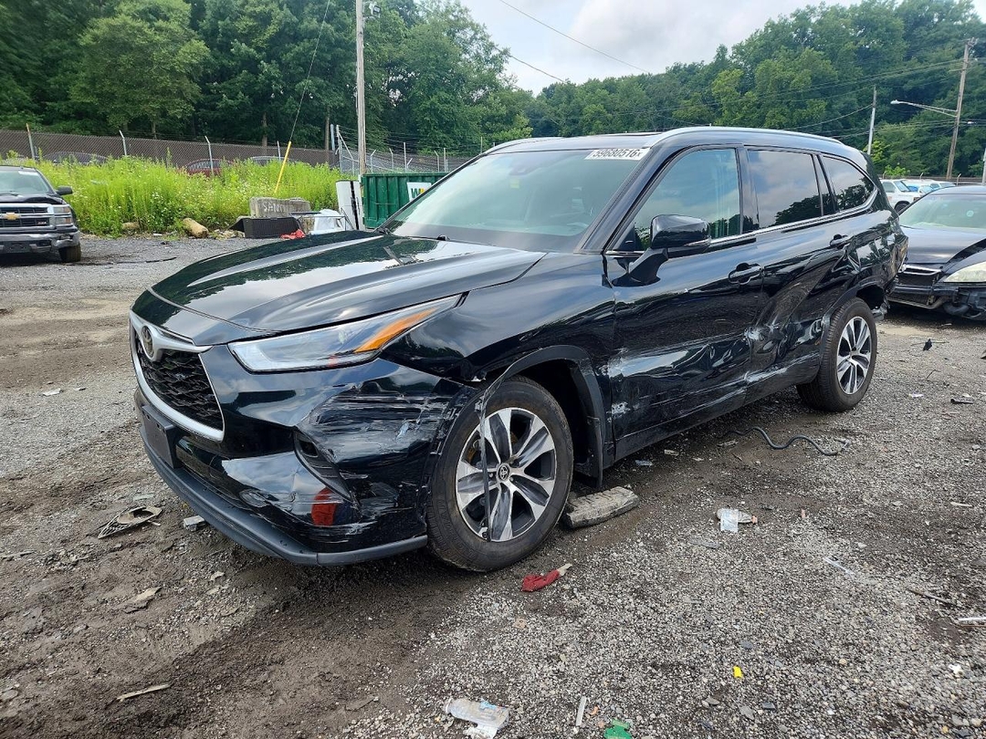 Vue de 2021 TOYOTA HIGHLANDER XLE, angle 1