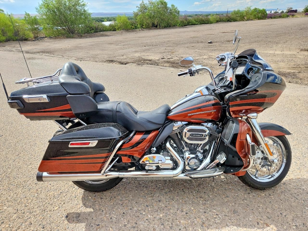 منظر 2015 HARLEY-DAVIDSON FLTRUSE CVO ROAD GLIDE، زاوية 1