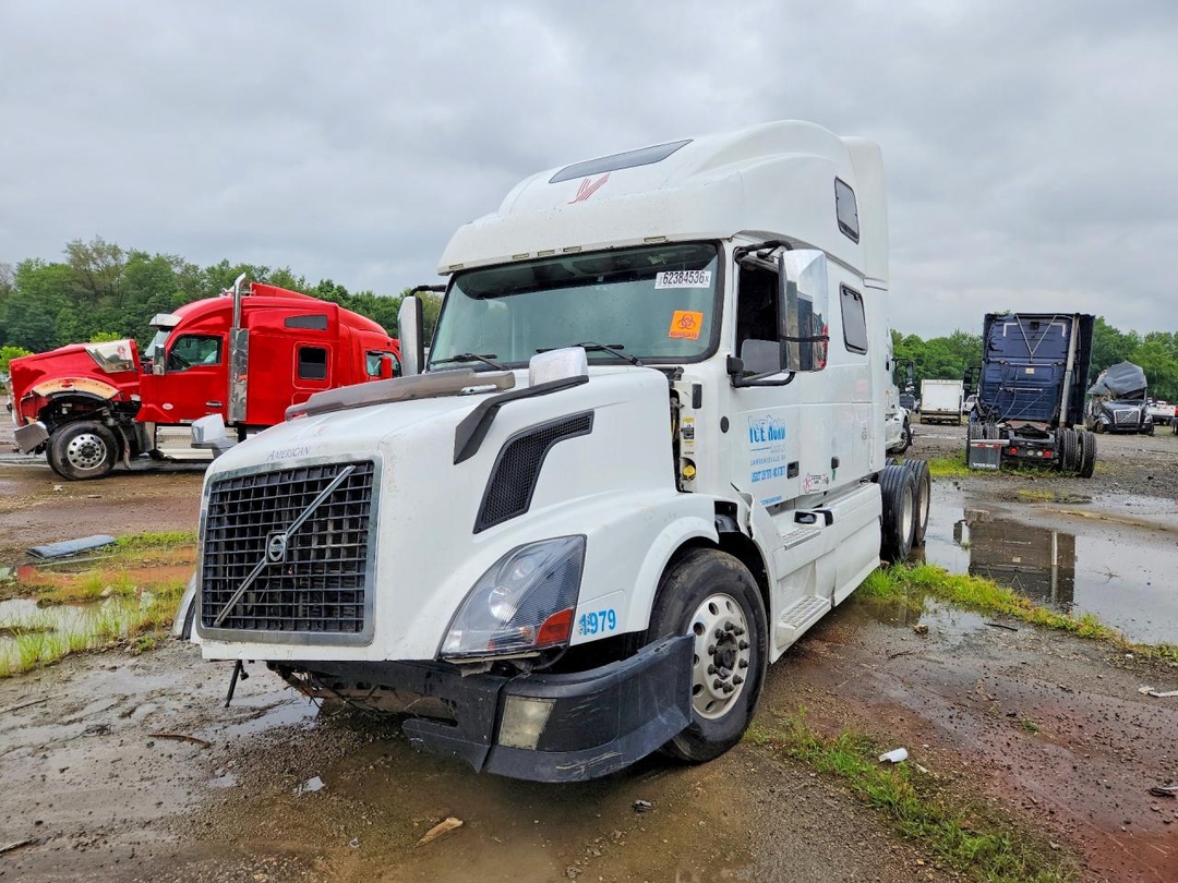 منظر 2012 VOLVO VNL SEMI TRUCK، زاوية 1