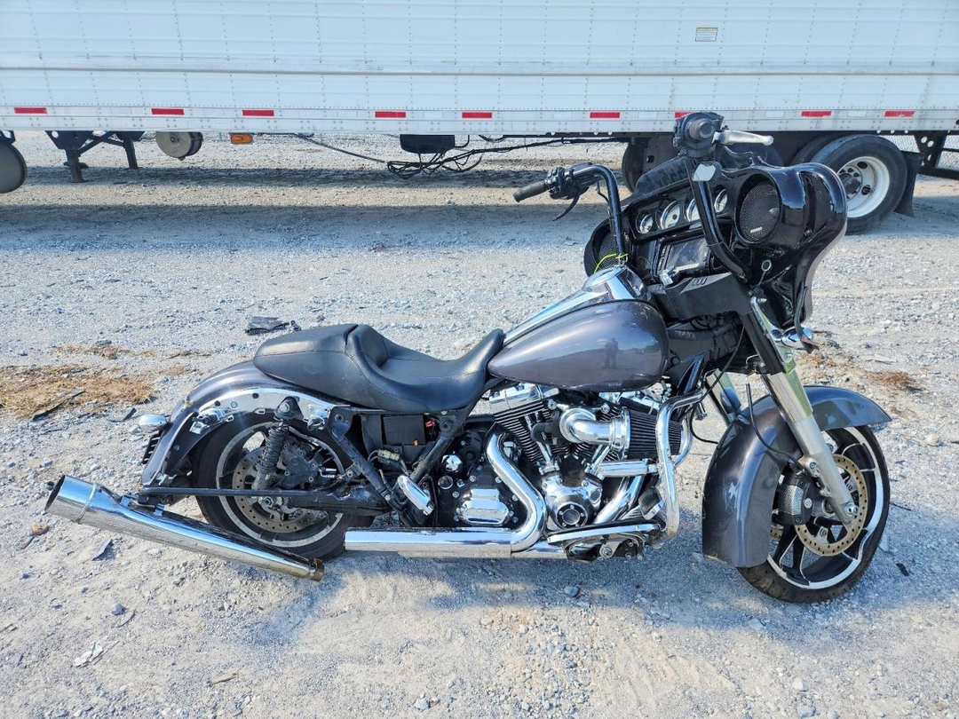 منظر 2014 HARLEY-DAVIDSON FLHX STREET GLIDE، زاوية 1