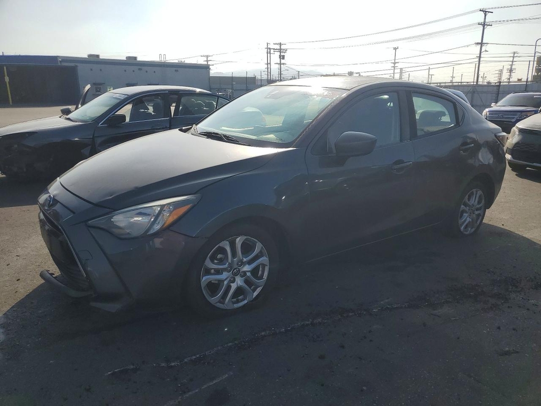 Vue de 2017 TOYOTA YARIS IA BASE, angle 1