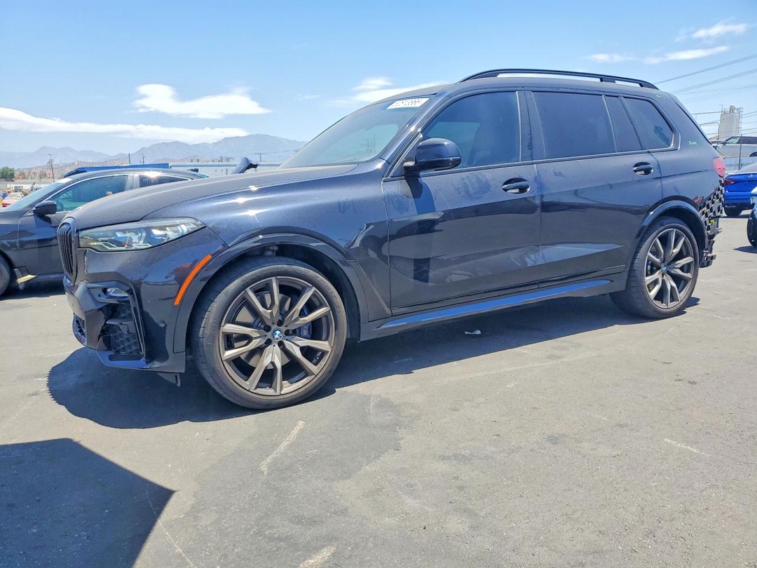 Vue de 2022 BMW X7 M50I, angle 1