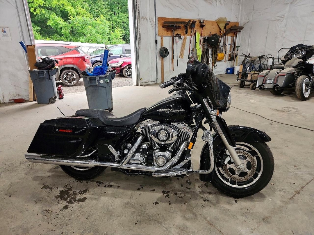 Vue de 2007 HARLEY-DAVIDSON FLHX, angle 1
