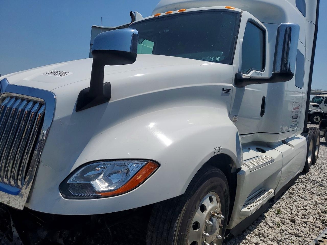 منظر 2019 INTERNATIONAL LT625 SEMI TRUCK، زاوية 1
