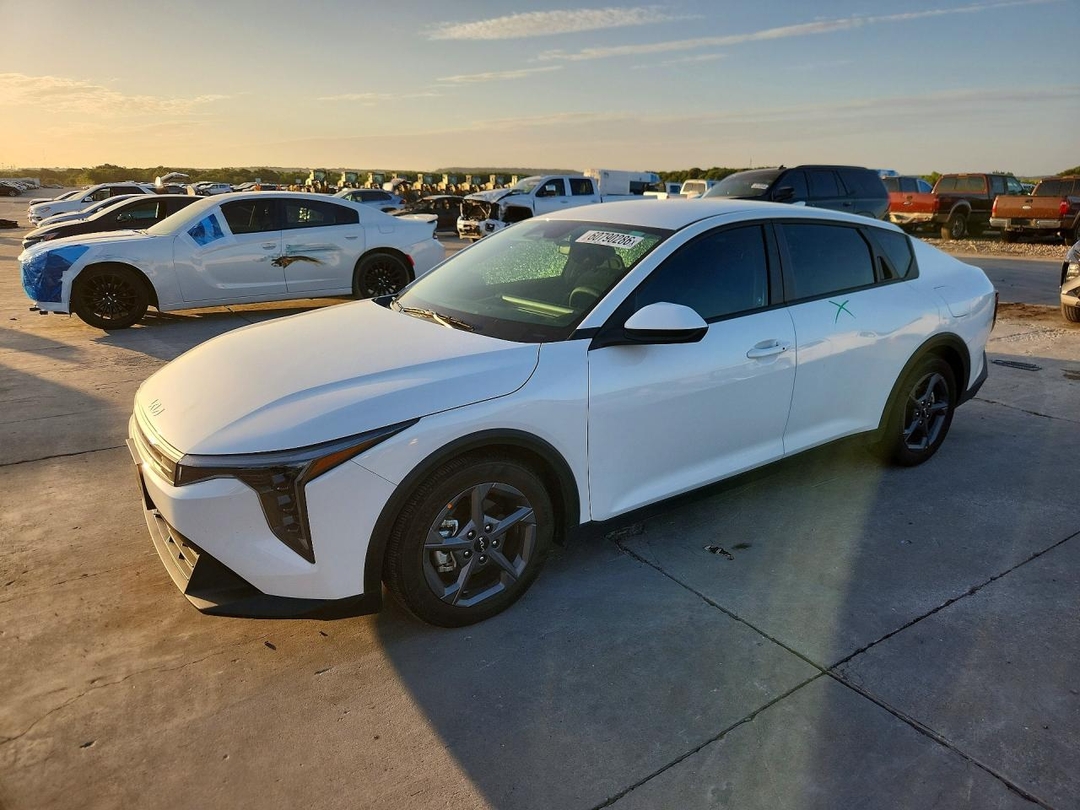 منظر 2025 KIA K4 LXS، زاوية 1