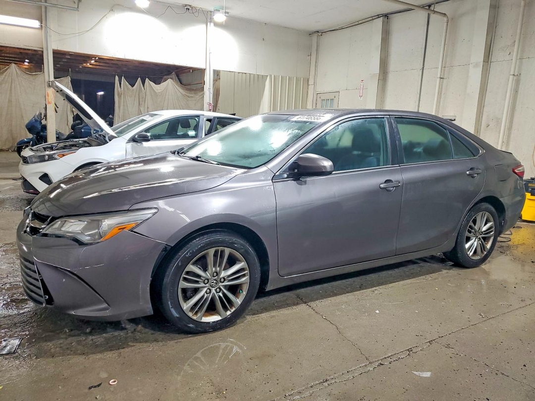 Вид 2015 TOYOTA CAMRY SE, угол 1