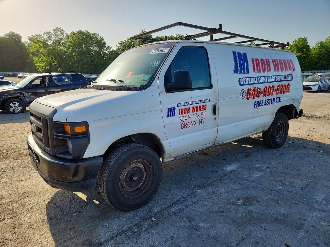 Vue de 2010 FORD ECONOLINE E250 VAN, angle 1