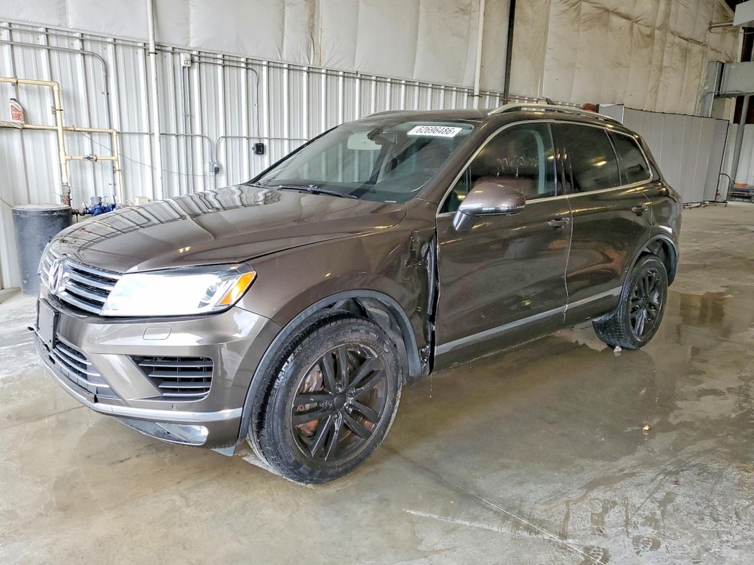 Vue de 2015 VOLKSWAGEN TOUAREG V6, angle 1