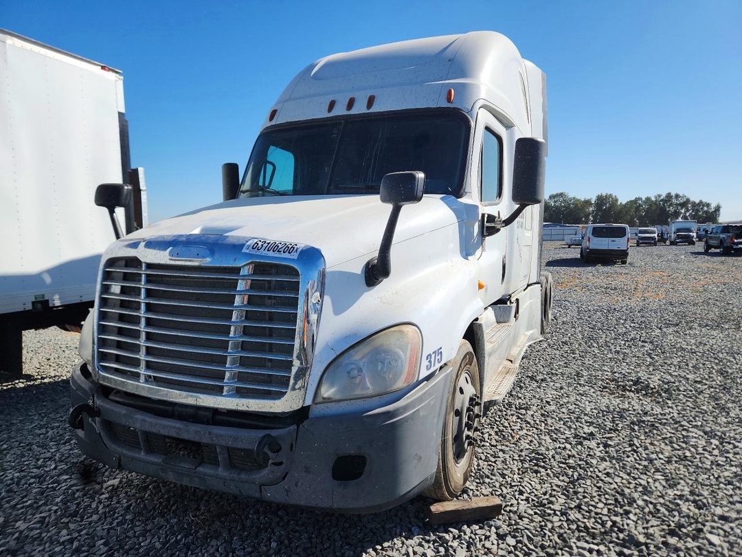 Vista de 2014 FREIGHTLINER CASCADIA SEMI TRUCK, ángulo 1