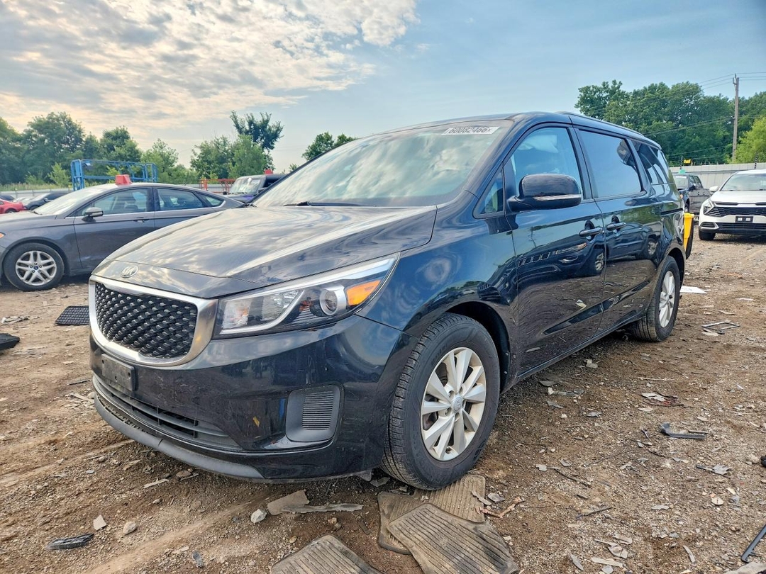 منظر 2016 KIA SEDONA LX، زاوية 1