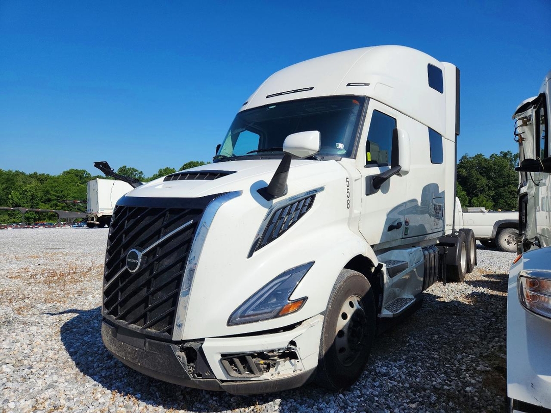 Вид 2026 VOLVO VNL SEMI TRUCK, угол 1