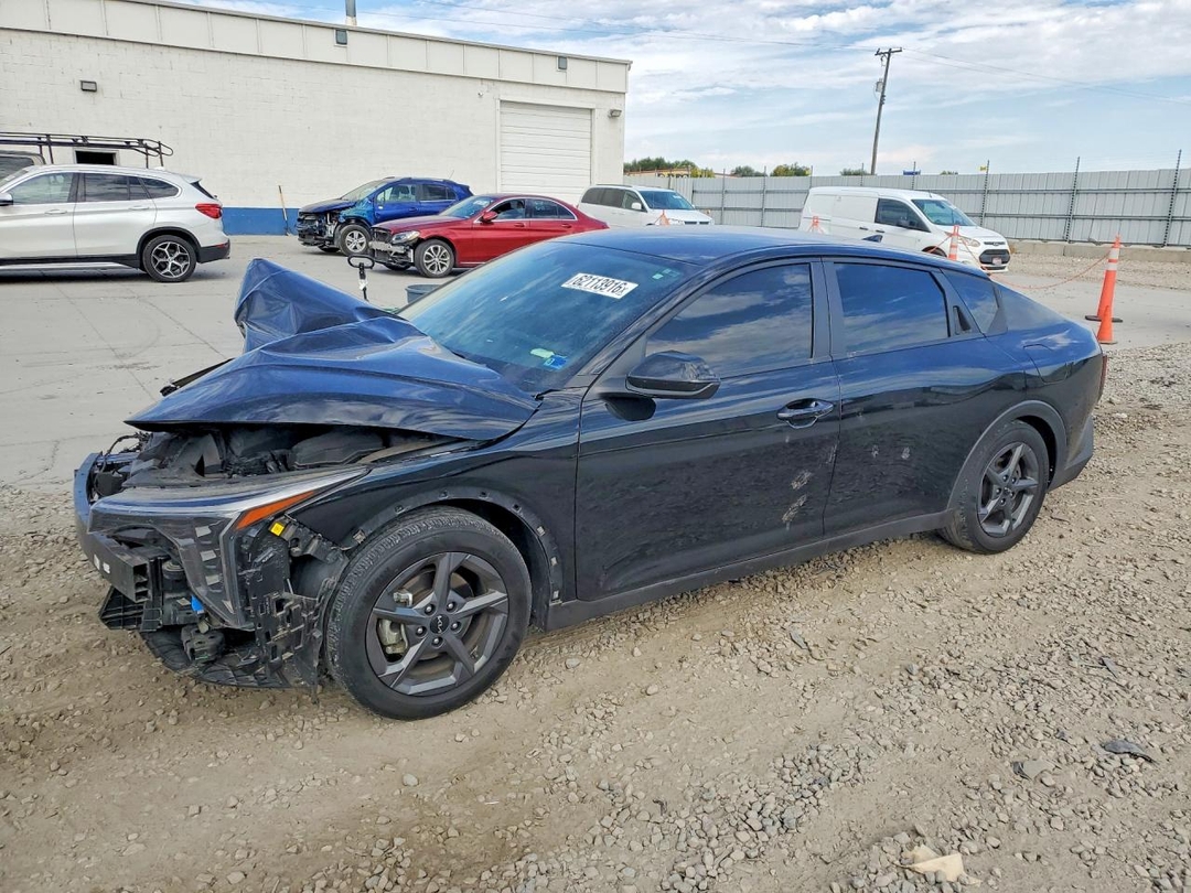 Vue de 2025 KIA K4 LXS, angle 1