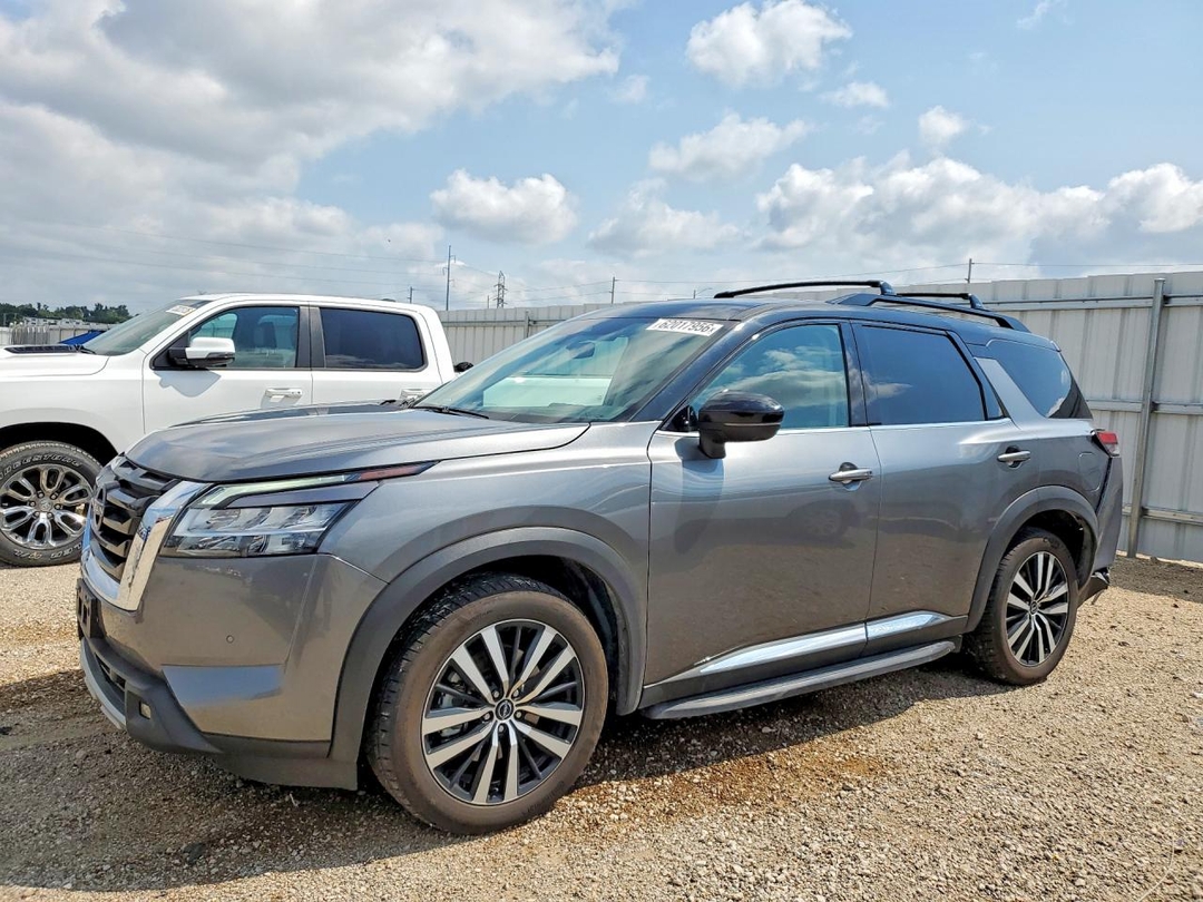 Вид 2023 NISSAN PATHFINDER PLATINUM, угол 1