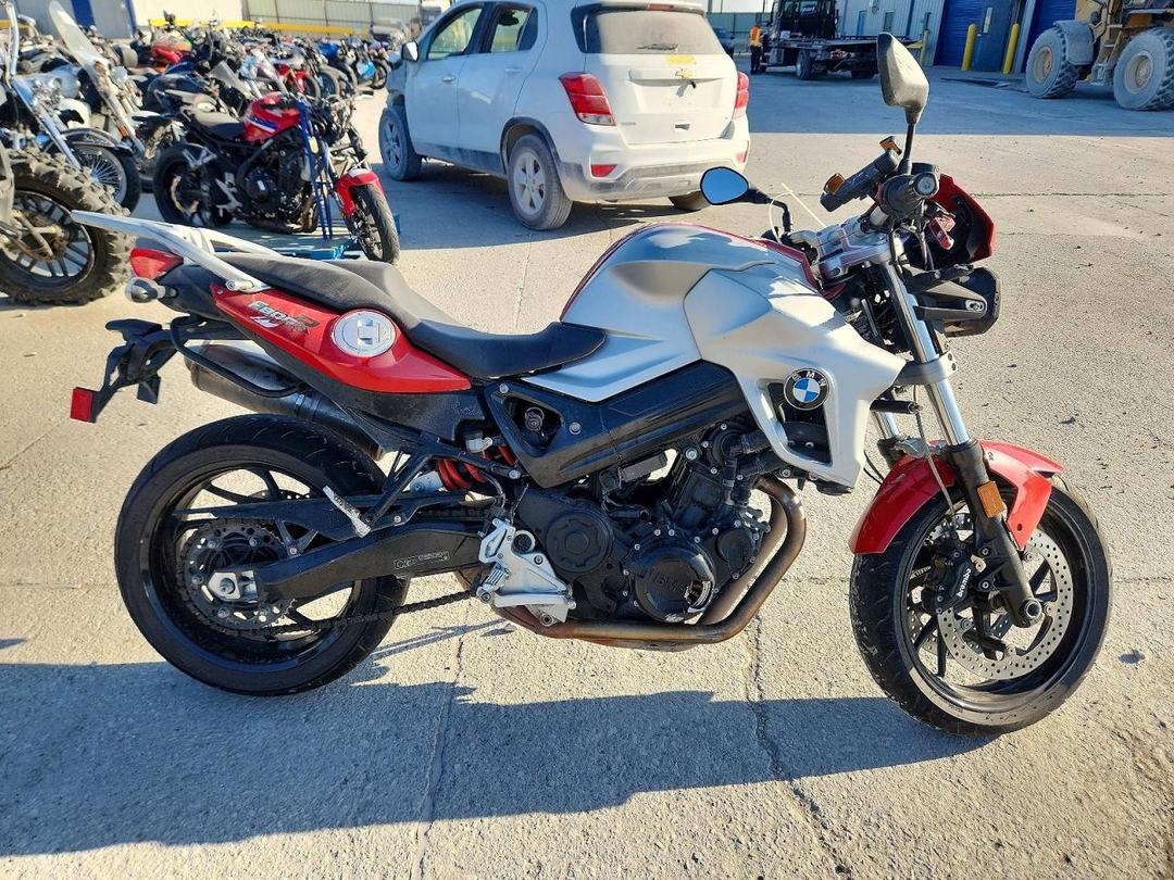 Vue de 2012 BMW F800 R, angle 1