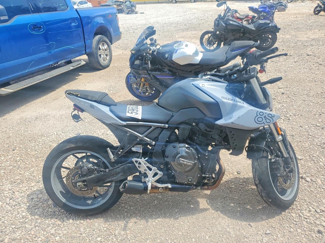 Vue de 2024 SUZUKI GSX800 R, angle 1