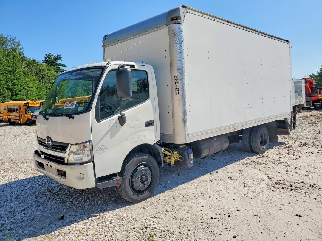 منظر 2017 HINO 195 BOX TRUCK، زاوية 1