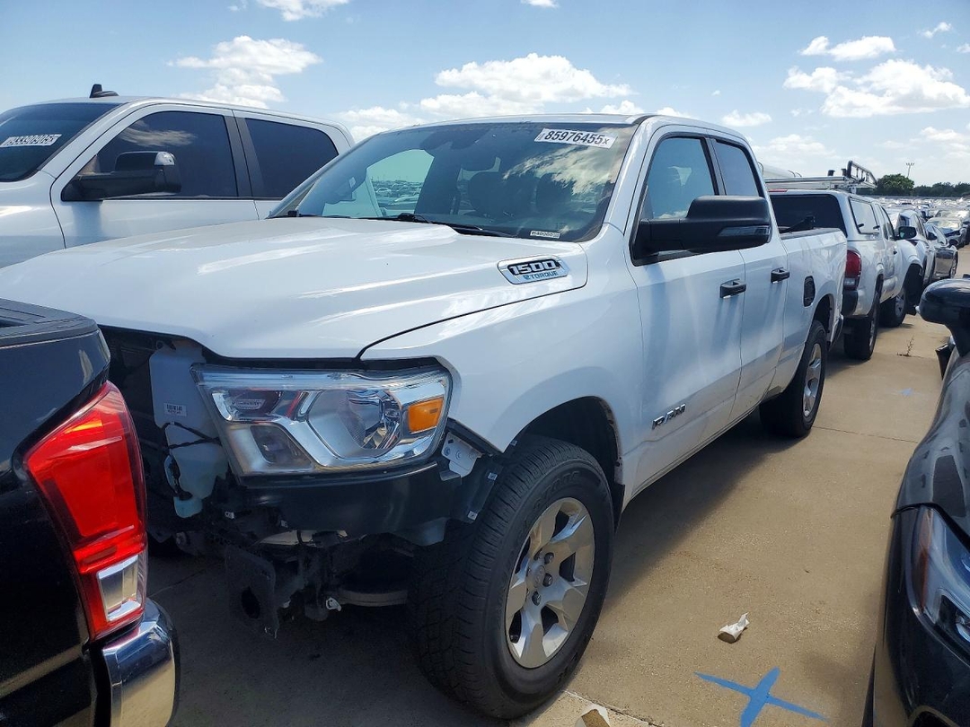 Vista de 2024 RAM 1500 BIG HORN, ángulo 1
