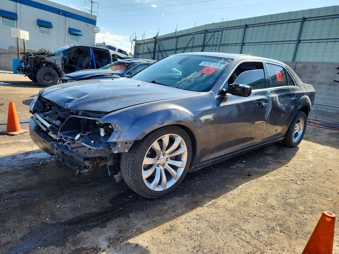 Вид 2015 CHRYSLER 300C, угол 1