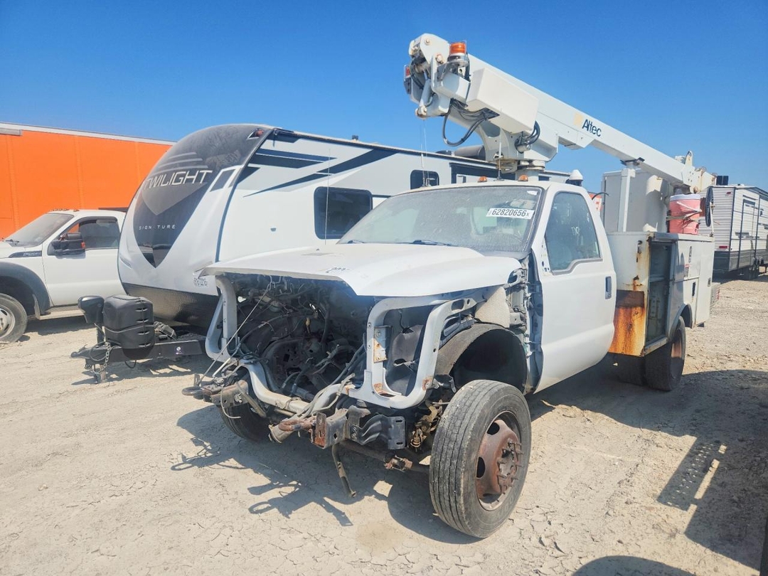 Vue de 2013 FORD F450 SUPER DUTY, angle 1