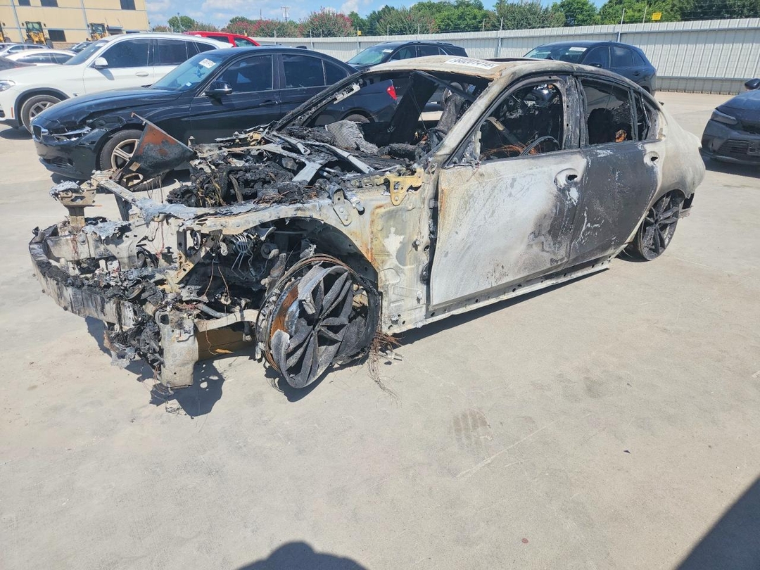 Вид 2019 BMW 330I, угол 1