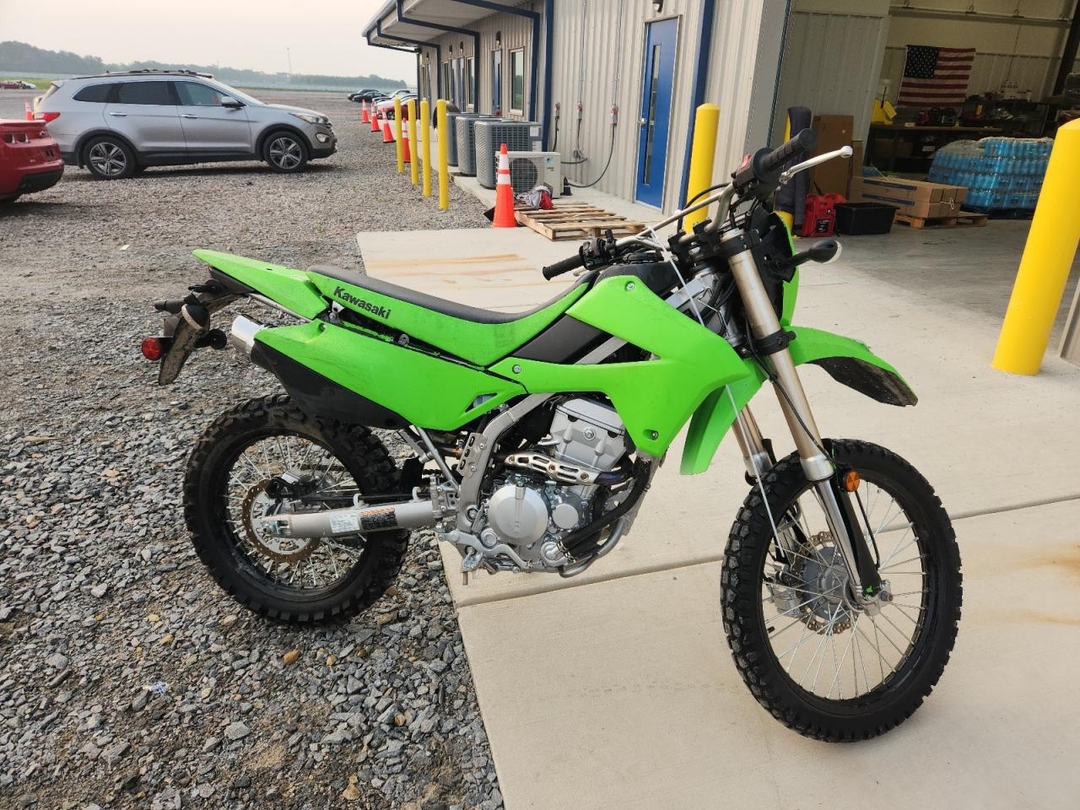 Вид 2025 KAWASAKI KLX300 DIRT BIKE, угол 1