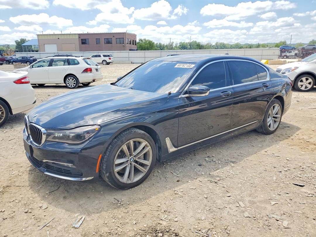 Vue de 2016 BMW 750 XI, angle 1