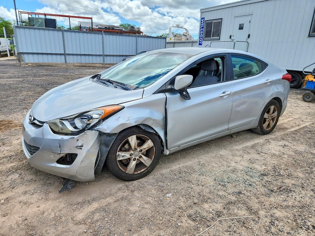 Vue de 2013 HYUNDAI ELANTRA GLS, angle 1