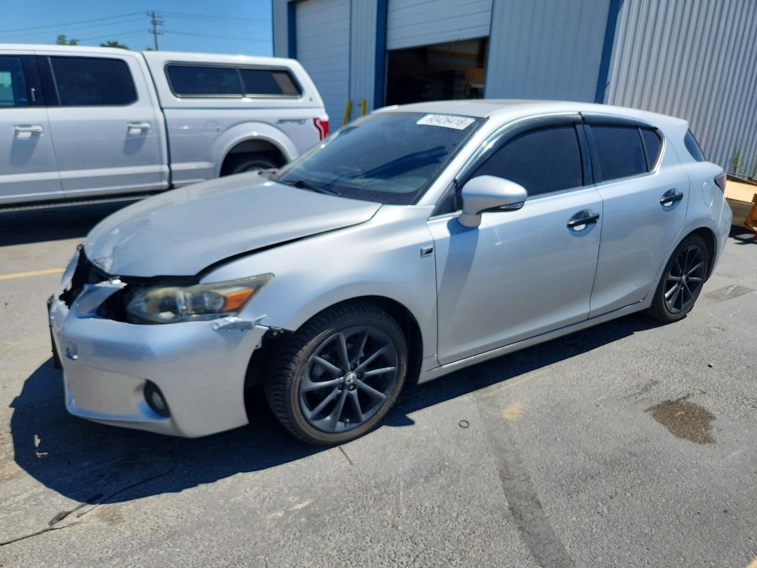 Vue de 2013 LEXUS CT 200, angle 1